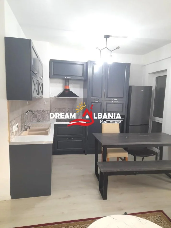 Tirane, jepet me qera apartament 2+1 Kati 8, 100 m² 750 € (ne Xhamllik prane Karburant Kastratit)