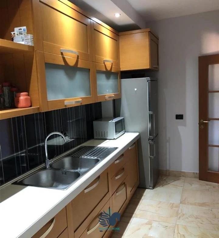 Tirane, jepet me qera apartament 3+1+Ballkon , 150 m² 1.100 € (Tajvani)