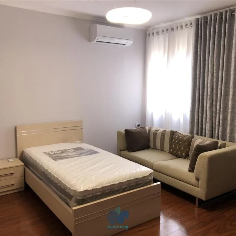 Tirane, jepet me qera apartament 3+1+Ballkon , 150 m² 1.100 € (Tajvani)