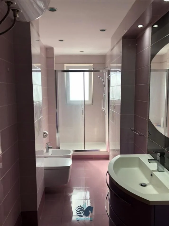 Tirane, jepet me qera apartament 3+1+Ballkon , 150 m² 1.100 € (Tajvani)