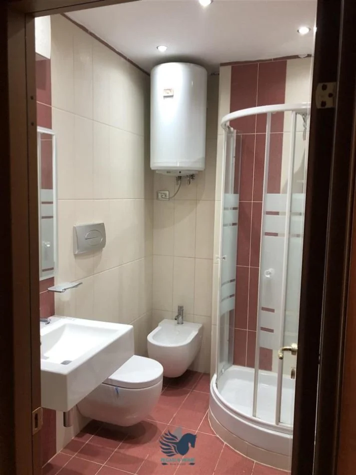 Tirane, jepet me qera apartament 3+1+Ballkon , 150 m² 1.100 € (Tajvani)