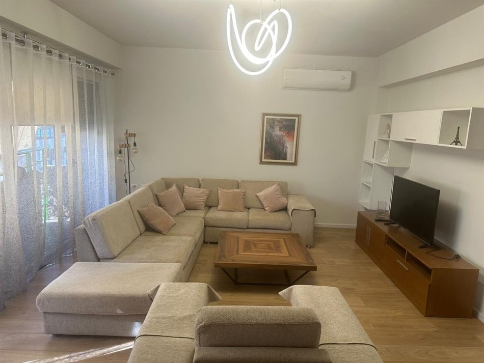 Tirane, jepet me qera apartament 3+1 Kati 3, 165 m² 1.100 € (Rruga e Dibres)