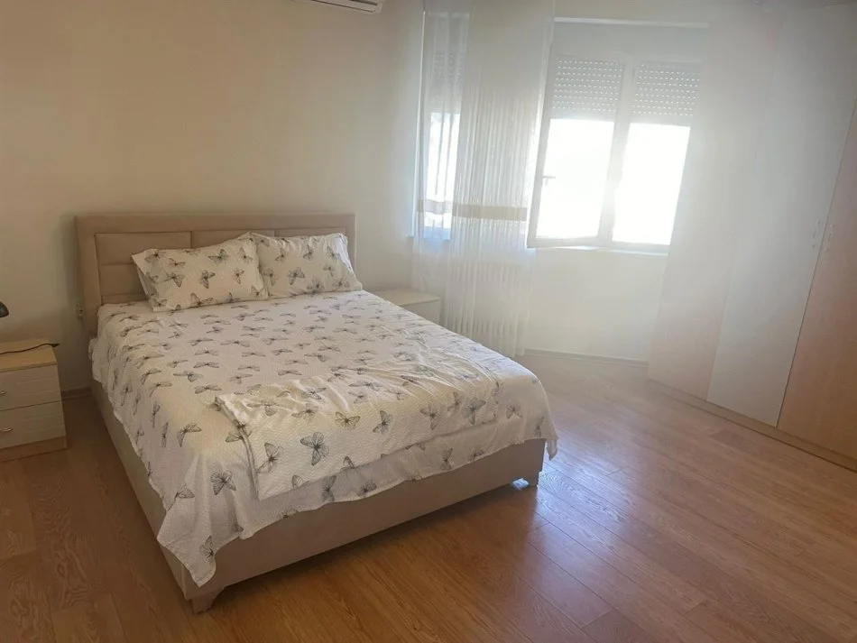 Tirane, jepet me qera apartament 3+1 Kati 3, 165 m² 1.100 € (Rruga e Dibres)