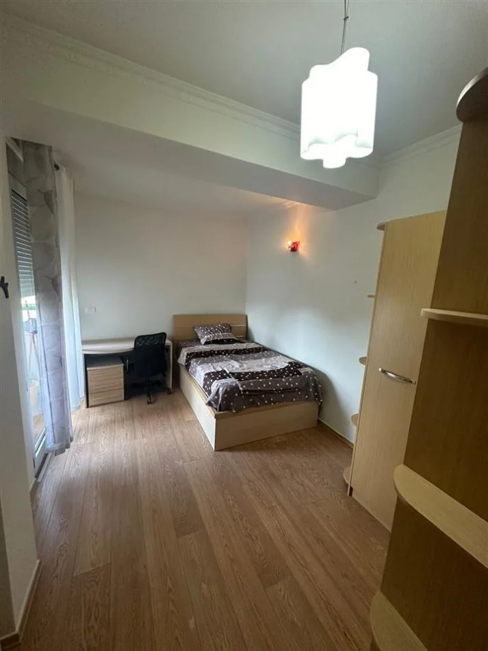 Tirane, jepet me qera apartament 3+1 Kati 3, 165 m² 1.100 € (Rruga e Dibres)