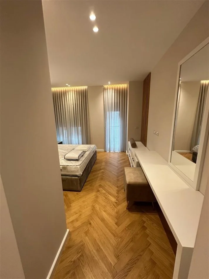 Tirane, jepet me qera apartament 3+1+Aneks+Ballkon Kati 4, 152 m² 2.500 € (Rruga Kosovareve)