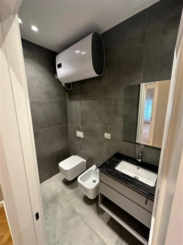 Tirane, jepet me qera apartament 3+1+Aneks+Ballkon Kati 4, 152 m² 2.500 € (Rruga Kosovareve)