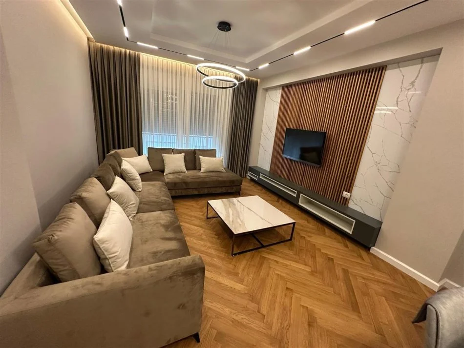 Tirane, jepet me qera apartament 3+1+Aneks+Ballkon Kati 4, 152 m² 2.500 € (Rruga Kosovareve)