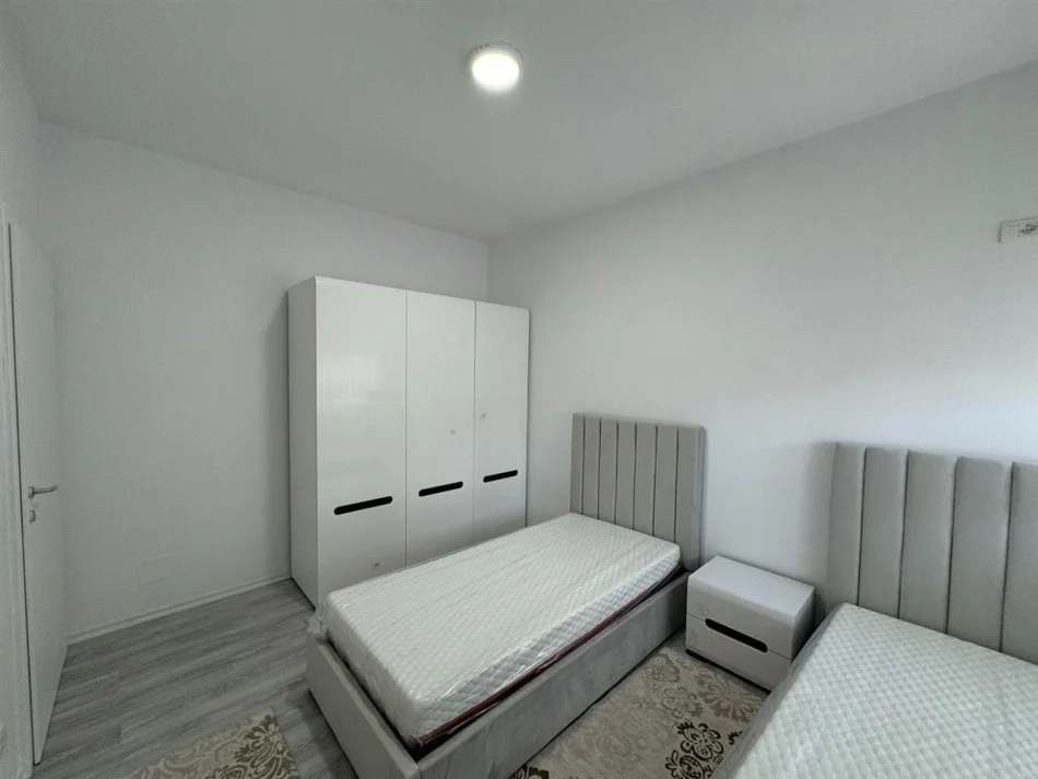 Tirane, jepet me qera apartament 3+1 Kati 3, 142 m² 1.200 € (LIQENI THATE)