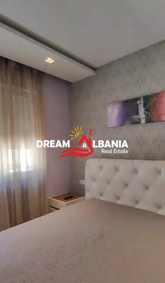 Tirane, jepet me qera apartament 3+1 Kati 1, 138 m² 900 € (Bulevardi Zogu I, prane Stacionit Trenit)