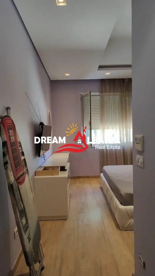 Tirane, jepet me qera apartament 3+1 Kati 1, 138 m² 900 € (Bulevardi Zogu I, prane Stacionit Trenit)