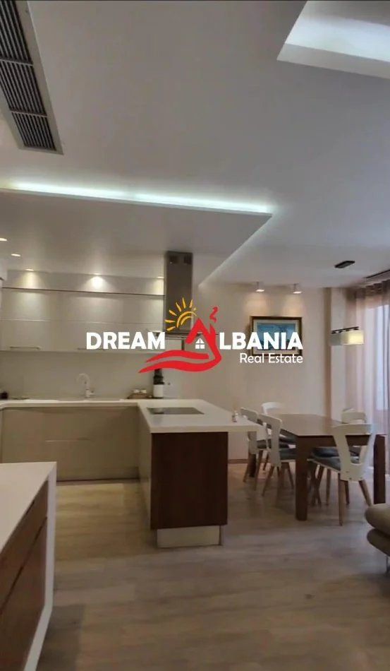 Tirane, jepet me qera apartament 3+1 Kati 1, 138 m² 900 € (Bulevardi Zogu I, prane Stacionit Trenit)