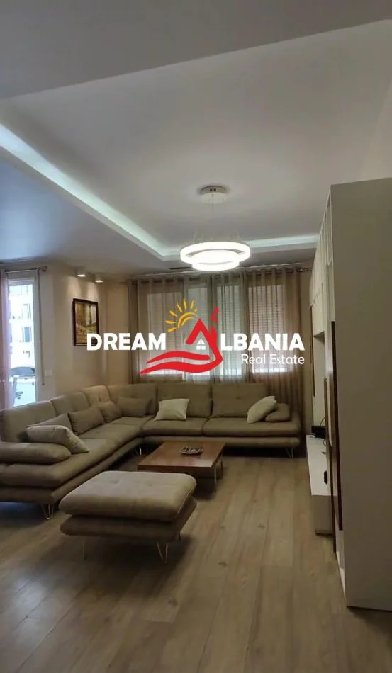 Tirane, jepet me qera apartament 3+1 Kati 1, 138 m² 900 € (Bulevardi Zogu I, prane Stacionit Trenit)