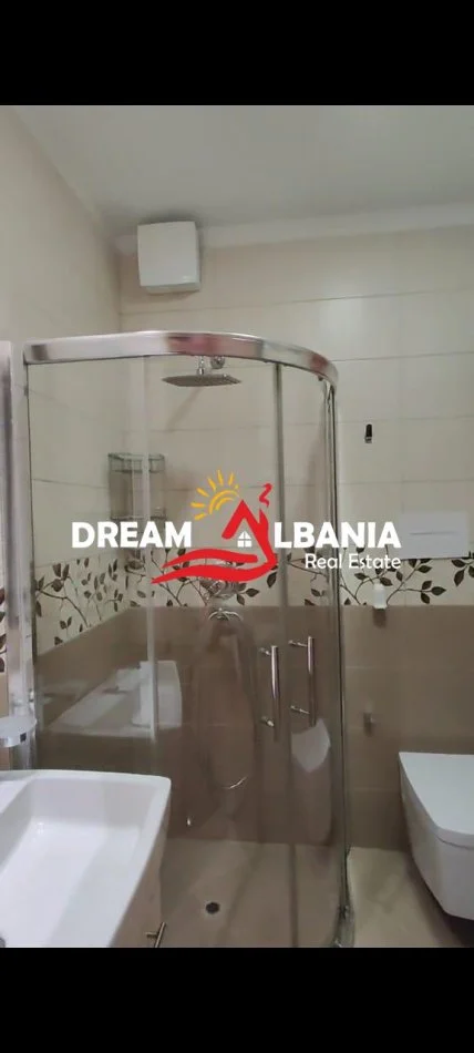 Tirane, jepet me qera apartament 3+1 Kati 1, 138 m² 900 € (Bulevardi Zogu I, prane Stacionit Trenit)