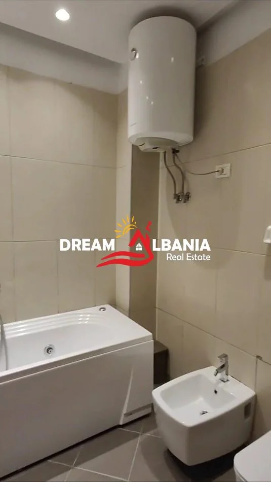 Tirane, jepet me qera apartament 3+1 Kati 1, 138 m² 900 € (Bulevardi Zogu I, prane Stacionit Trenit)