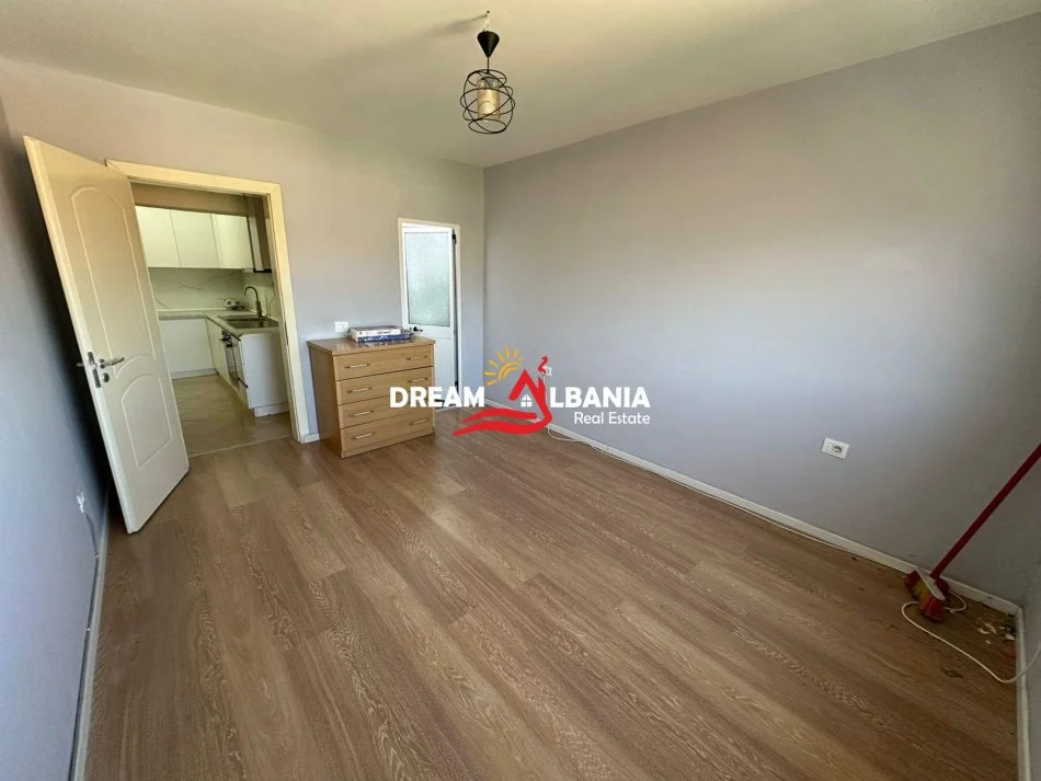Tirane, shitet apartament 3+1 Kati 4, 85 m² 125.000 € (Allias prane Katrorit)