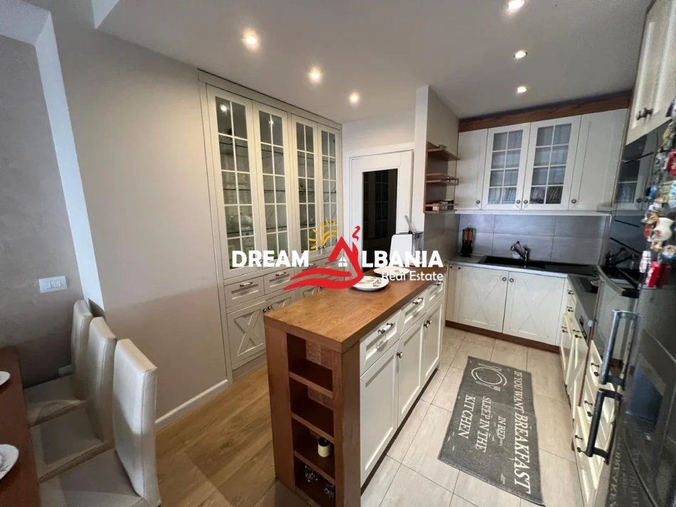 Tirane, jepet me qera apartament 3+1 , 800 € (te Kodra e Diellit 1)