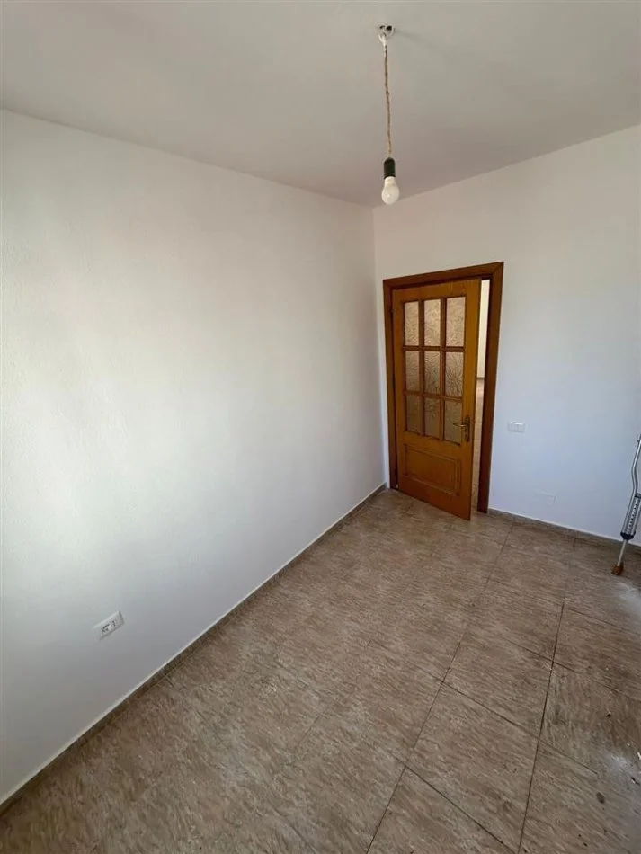 Tirane, shitet apartament 4+1 Kati 3, 159 m² 210.000 € (Vasil Shanto)