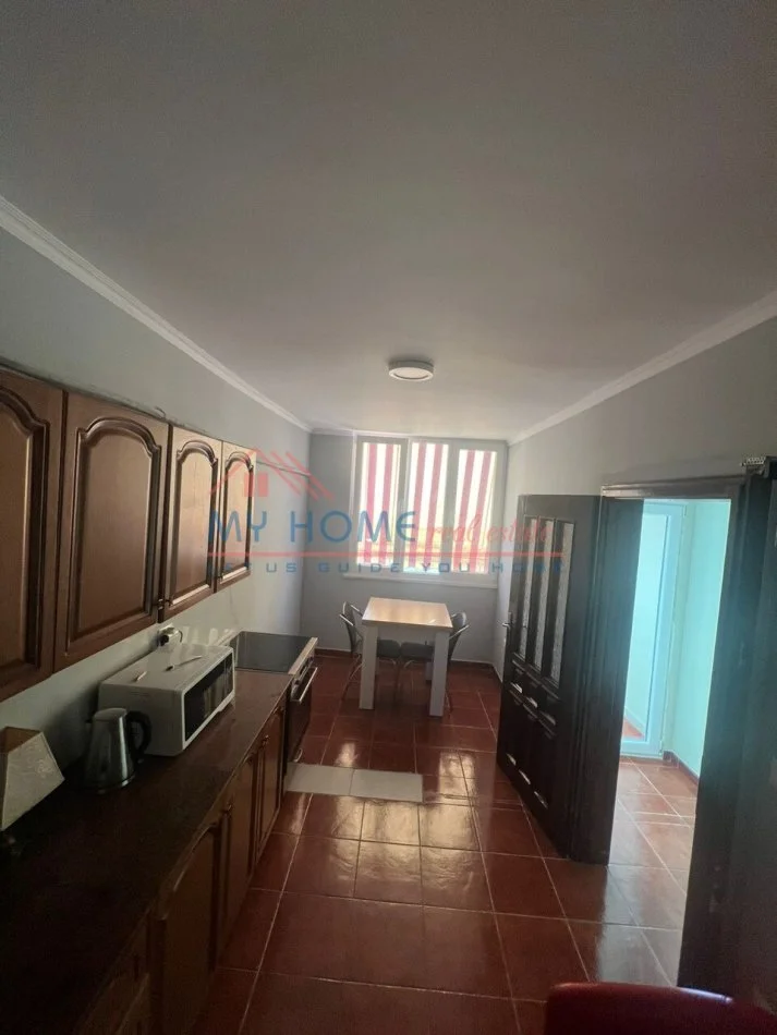 Tirane, jepet me qera apartament 3+1+Ballkon Kati 9, 124 m² 600 € (Komuna e Parisit)