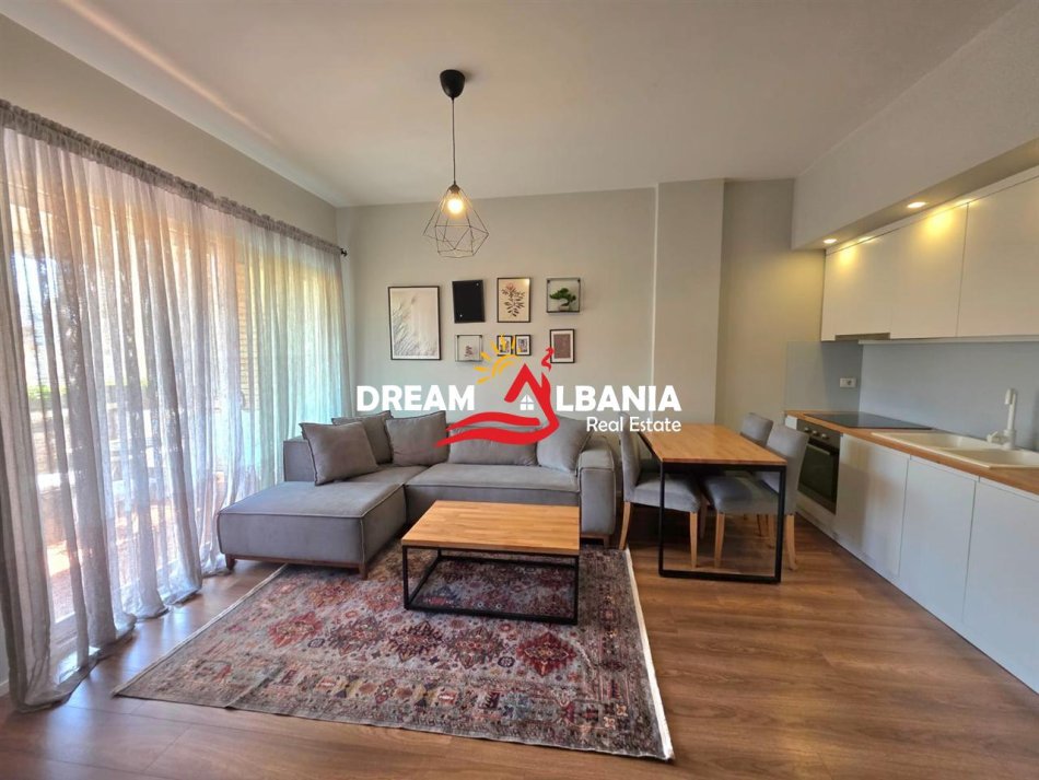 Tirane, jepet me qera apartament 1+1 , 550 € 