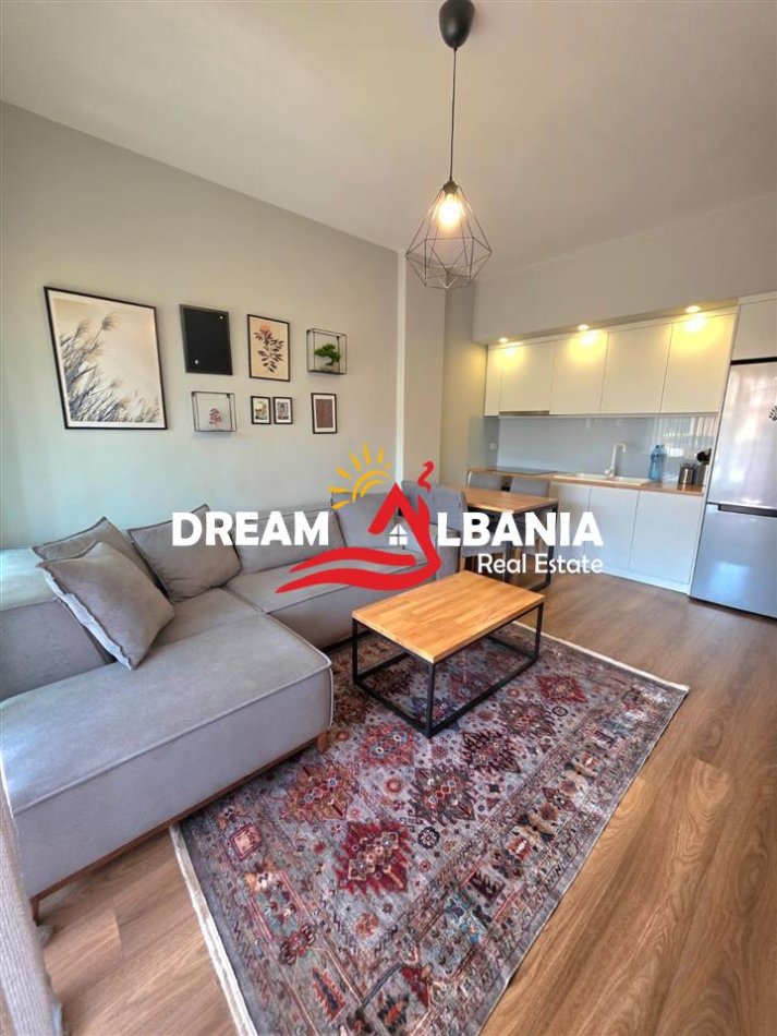 Tirane, jepet me qera apartament 1+1 , 550 € 