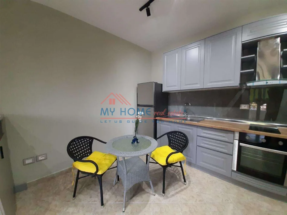 Tirane, jepet me qera apartament 1+1+Ballkon Kati 2, 45 m² 400 € (Rruga Vllazen Huta)