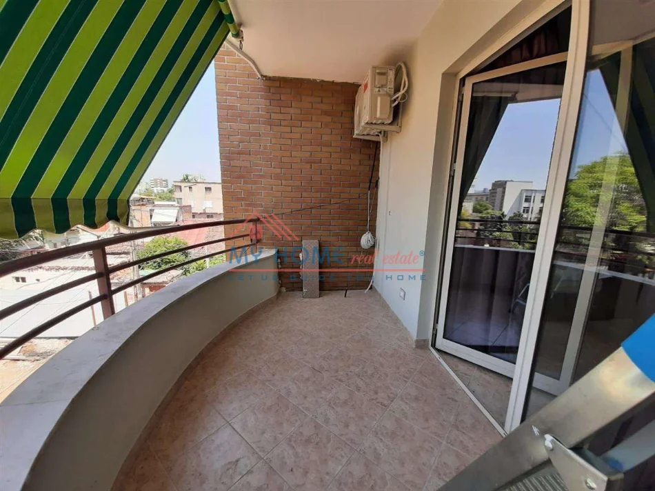 Tirane, jepet me qera apartament 1+1+Ballkon Kati 2, 45 m² 400 € (Rruga Vllazen Huta)