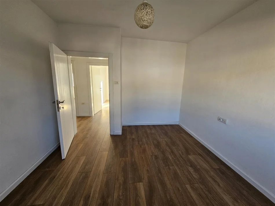 Tirane, jepet me qera apartament 2+1+Ballkon Kati 4, 78 m² 400 € (PRANE 21 DHJETORIT)