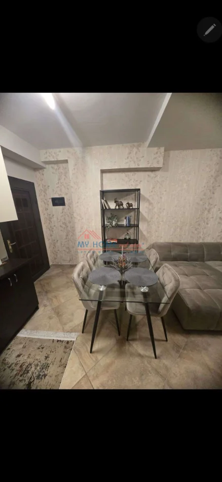 Tirane, jepet me qera apartament 1+1+Ballkon Kati 7, 75 m² 650 € (Rruga e Barrikadave)