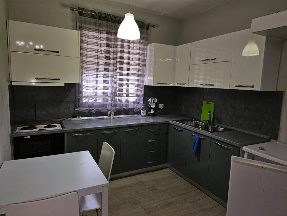 Tirane, jap me qera apartament 1+1+Aneks+Ballkon Kati 4, 76 m² 300 € (Rruga Muhamet Deliu)