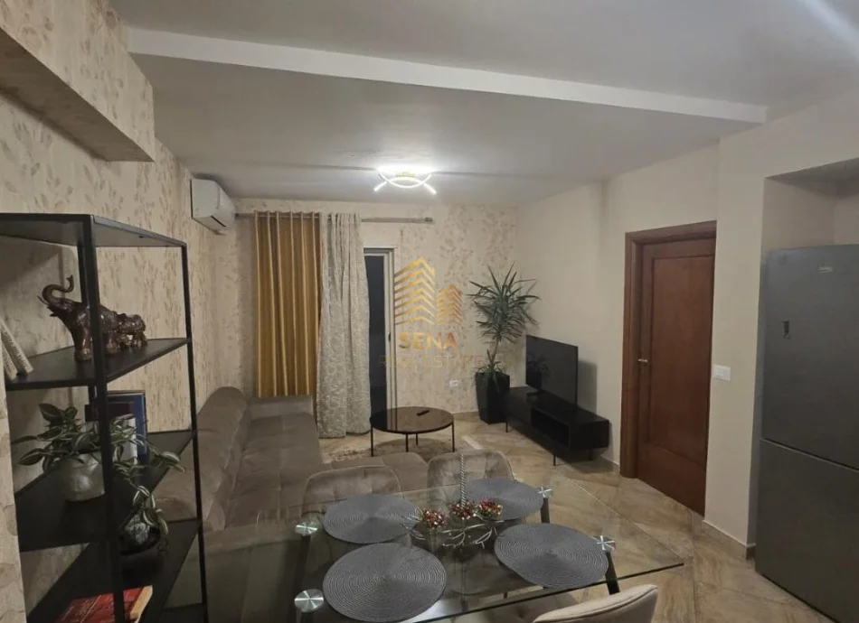 Tirane, jepet me qera apartament 1+1+Ballkon Kati 7, 75 m² 650 € (Rruga e Barrikadave)