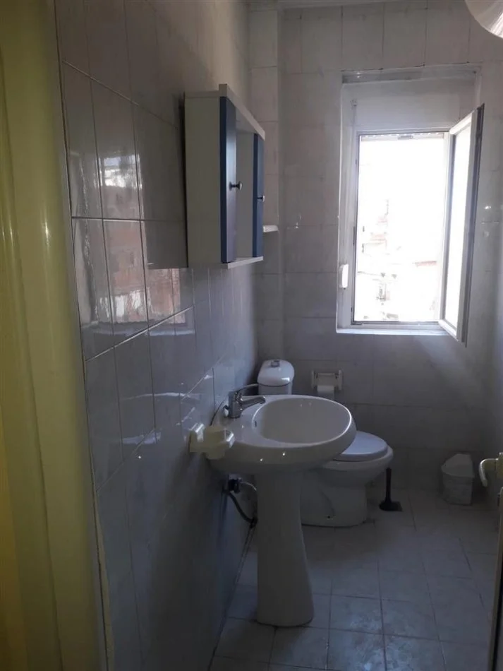 Tirane, jepet me qera apartament 2+1+Ballkon Kati 5, 450 € (Rruga mine peza)