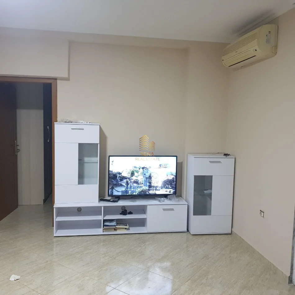 Tirane, jepet me qera apartament 1+1+Ballkon Kati 5, 85 m² 420 € (Rruga Kongresi Manastirit, prane Cajupit)