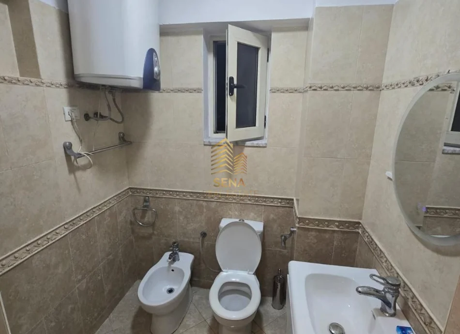 Tirane, jepet me qera apartament 1+1+Ballkon Kati 7, 75 m² 650 € (Rruga e Barrikadave)