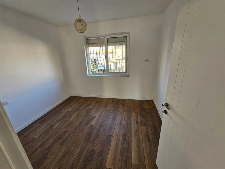Tirane, jepet me qera apartament 2+1+Ballkon Kati 4, 78 m² 400 € (PRANE 21 DHJETORIT)
