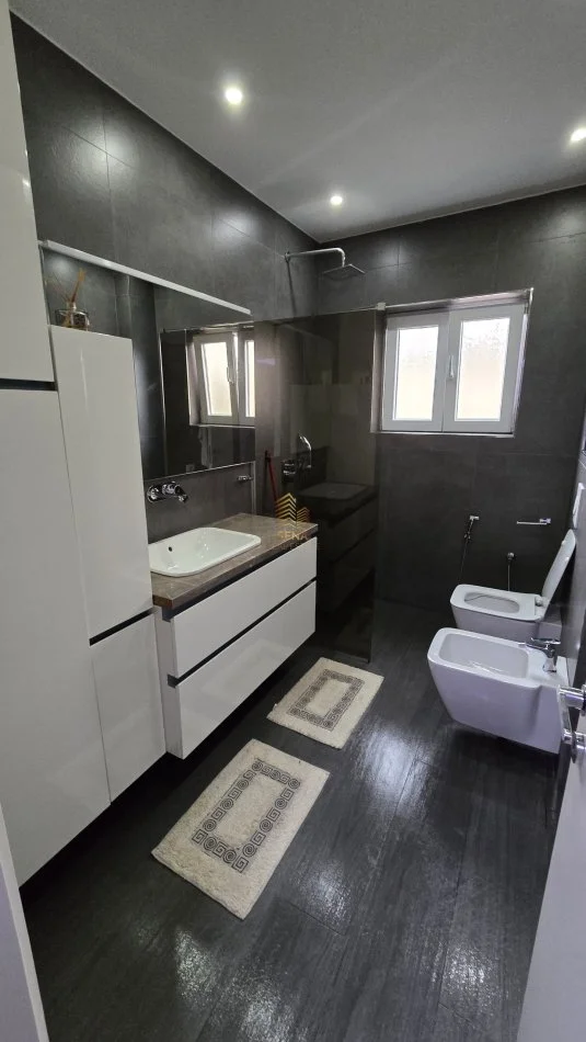 Tirane, jepet me qera apartament 2+1+Ballkon Kati 2, 115 m² 650 € (Sauk)