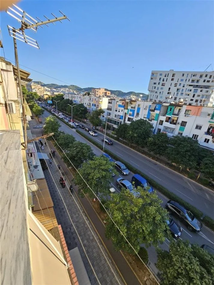 Tirane, jepet me qera apartament 2+1+Ballkon Kati 4, 78 m² 400 € (PRANE 21 DHJETORIT)