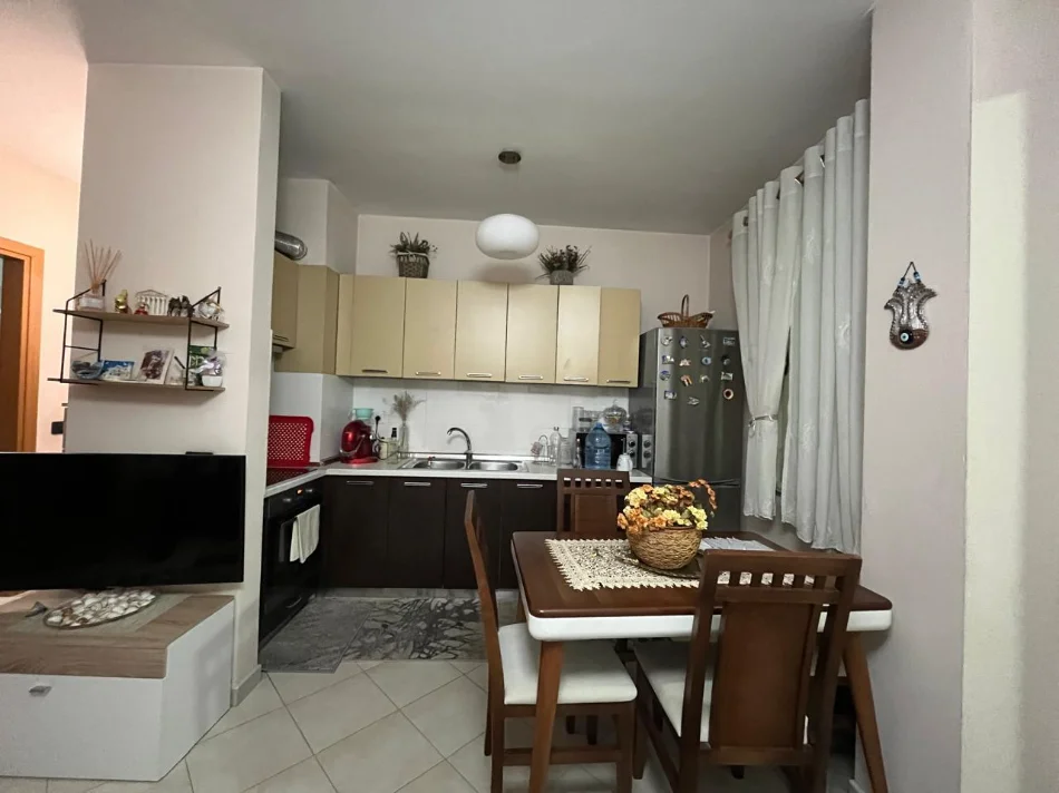 Tirane, jepet me qera apartament 1+1+Ballkon Kati 8, 65 m² 450 € 