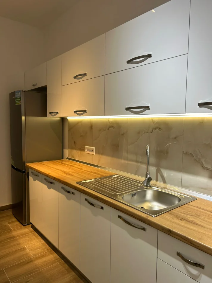 Me Qira Apartament 100%i ri - Hera e  Parë me qira 📍 Ali demi- Shkolla Kushtrimi i lirisë | Kati i 4të ( pa ashensorë) 45.000 lekë / Muaj
