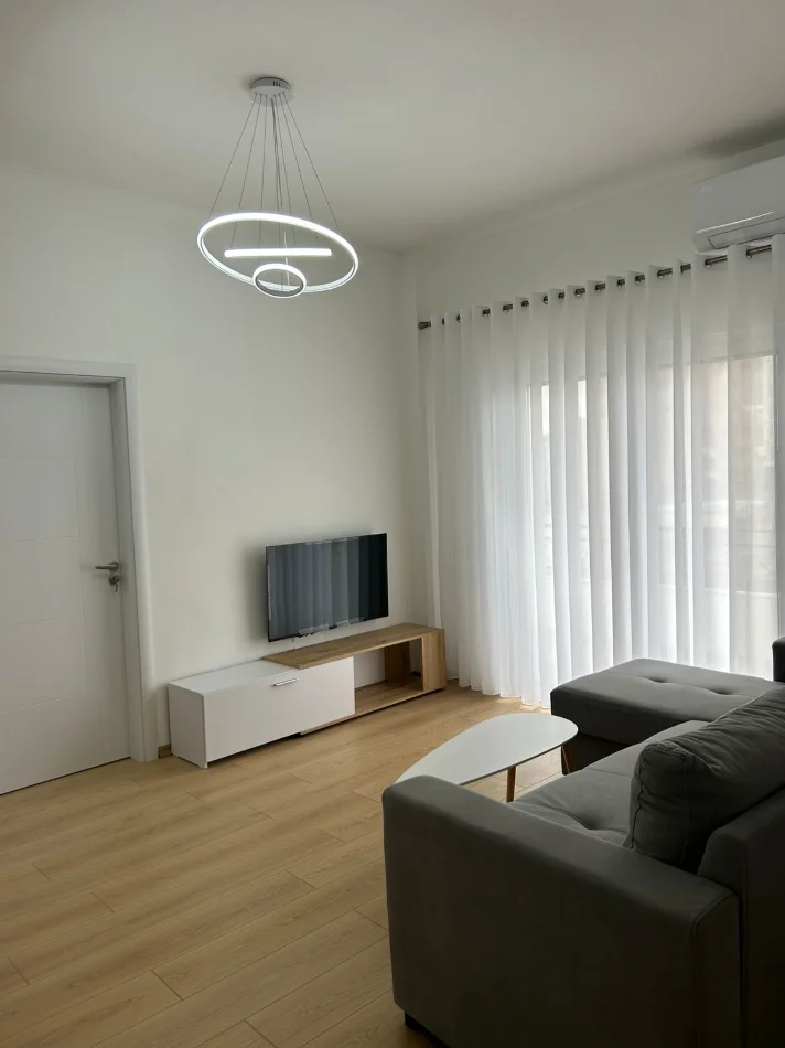 Me Qira Apartament 100%i ri - Hera e  Parë me qira 📍 Ali demi- Shkolla Kushtrimi i lirisë | Kati i 4të ( pa ashensorë) 45.000 lekë / Muaj