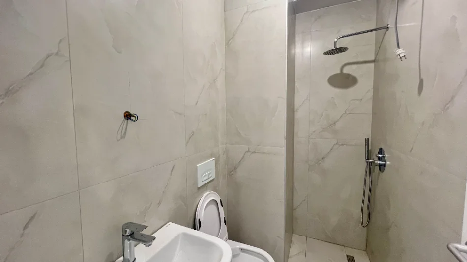 Me Qera: 1+1 (60m²)📍Ali Dem - Res. Kadiu, Mangalem 21 || 40,000 Lek/Muaj - Kt.6 || E Pabanuar me Pare✨️
