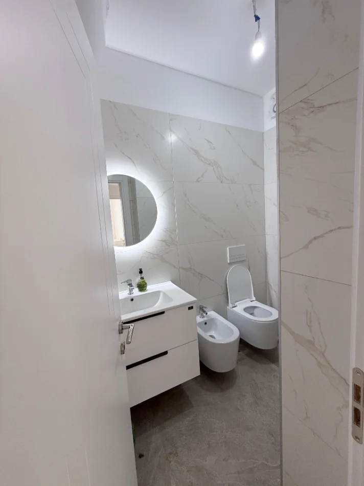 Me Qera : 2+1📍Bulevardi i Ri - Kati.6 - 60,000 Leke/Muaj - Sp.100m² - Pallat.V2025 || 🔥100% e Re