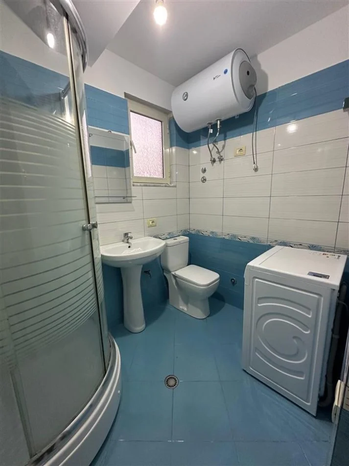 Tirane, jepet me qera apartament 1+1 Kati 5, 50 m² 450 € (rruga Don Bosko)
