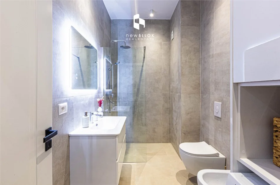 🔥Apartament Hera e Parë me qira: 2+1 & Ballkon || (📍Qendër të Tiranës - Brenda qendrës Galeria)  || 1300€/Muaj 100% E re 🔥