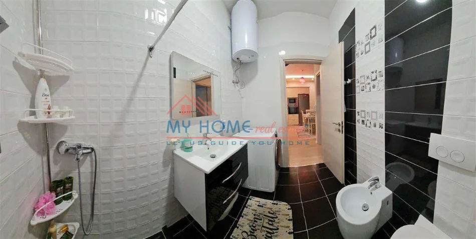 Tirane, jepet me qera apartament 1+1+Ballkon Kati 7, 60 m² 700 € (Komuna e Parisit)