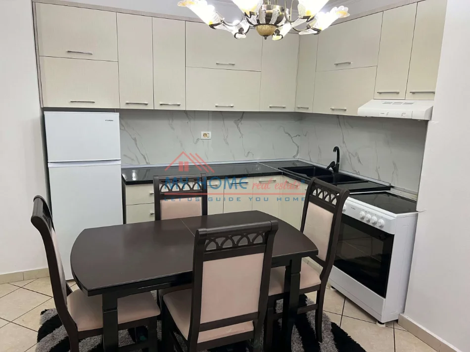 Tirane, jepet me qera apartament 1+1+Ballkon Kati 4, 86 m² 650 € (Komuna e Parisit)