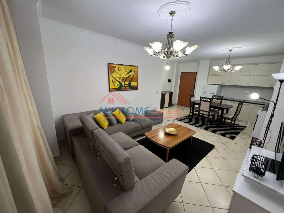 Tirane, jepet me qera apartament 1+1+Ballkon Kati 4, 86 m² 650 € (Komuna e Parisit)