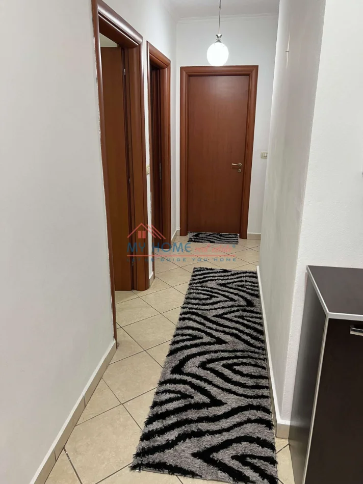 Tirane, jepet me qera apartament 1+1+Ballkon Kati 4, 86 m² 650 € (Komuna e Parisit)