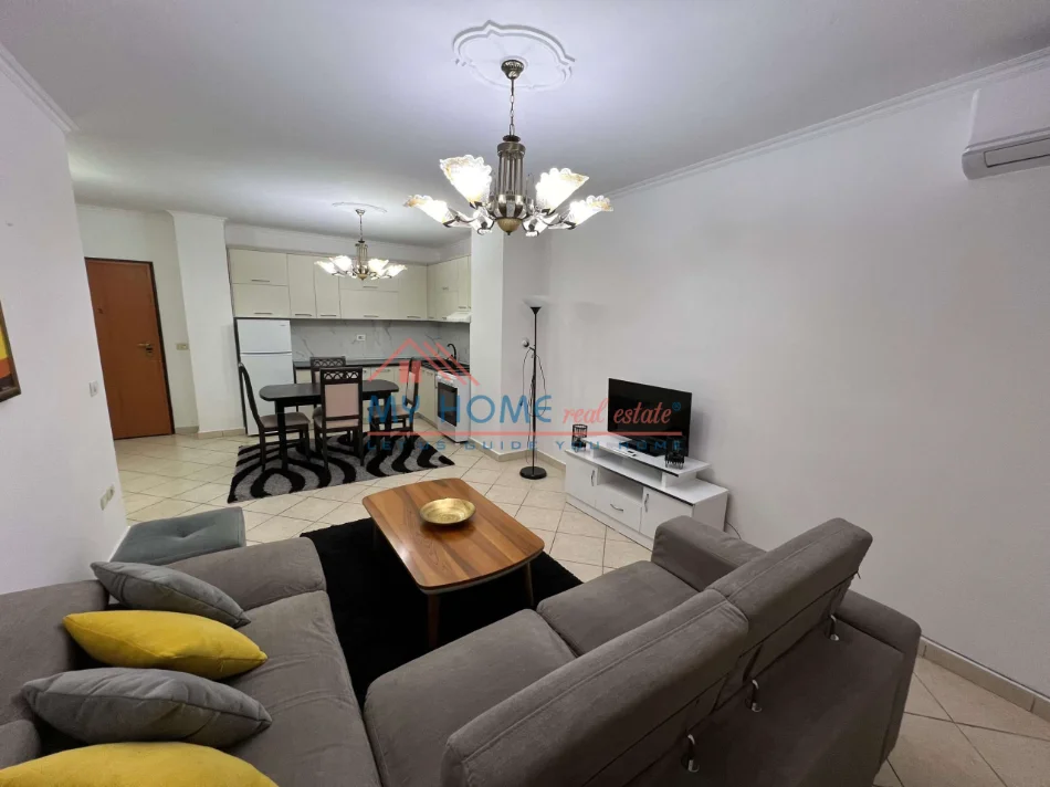 Tirane, jepet me qera apartament 1+1+Ballkon Kati 4, 86 m² 650 € (Komuna e Parisit)