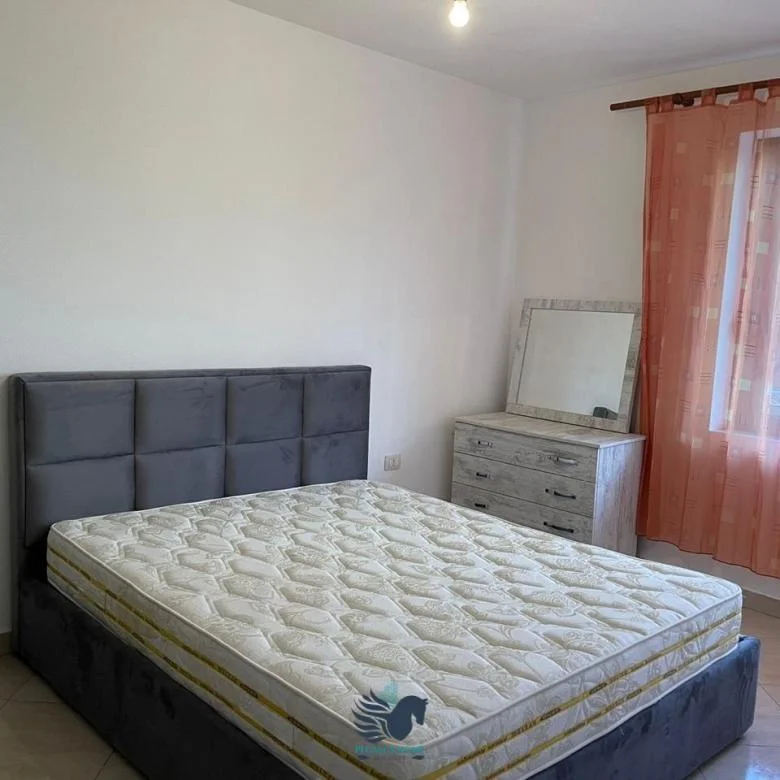 Tirane, jepet me qera Vile 1+1 Kati 1, 70 m² 300 € (Bulevardit I Ri)