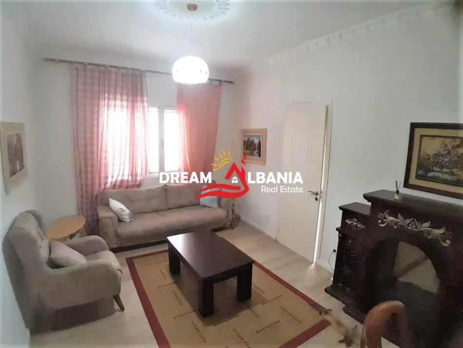 Tirane, jepet me qera apartament 2+1 Kati 3, 115 m² 750 € (Rruga e Kavajes prane Kishes Katolike)